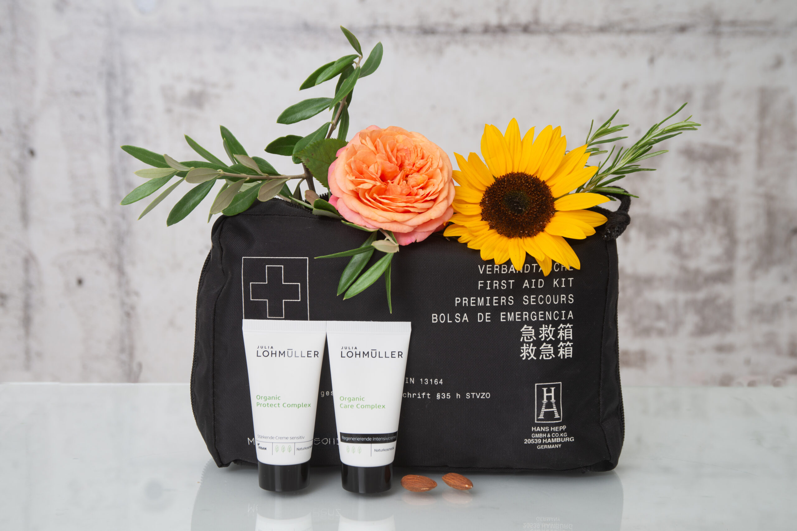 Julia Lohmüller SOS-Kit besteht aus der Kombination der Stärkenden Creme sensitiv und der Regenerierenden Intensivcreme.